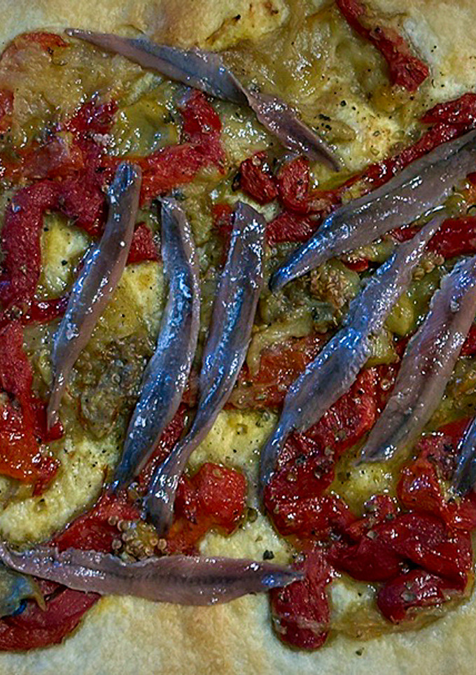 Una foto de Coca de escalivada y anchoas