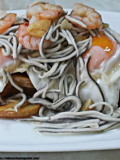 Una foto de Huevos rotos con patatas, gulas y gambas