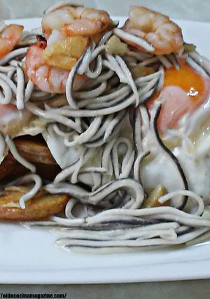 Una foto de Huevos rotos con patatas, gulas y gambas