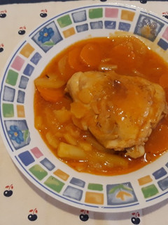 Una foto de Pollo en salsa y verduras de aprovechamiento