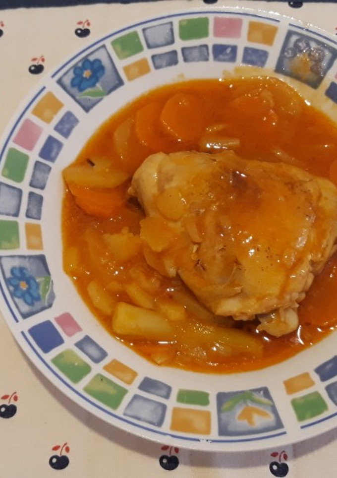 Una foto de Pollo en salsa y verduras de aprovechamiento