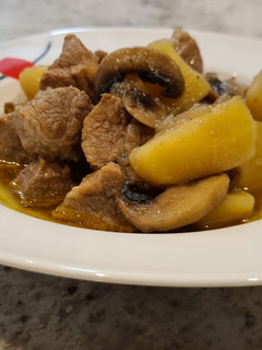 Una foto de Estofado de cerdo con champiñones