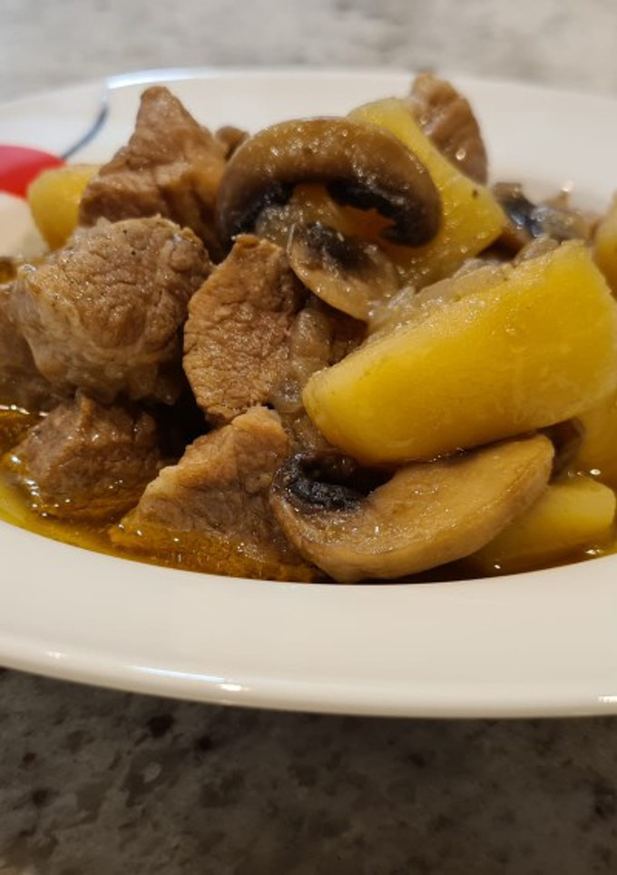 Una foto de Estofado de cerdo con champiñones