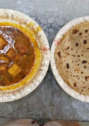 A picture of Matar paneer curry.