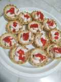Tartaletas de crema de salmón con caviar rojo