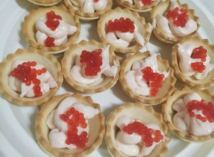 Una foto de Tartaletas de crema de salmón con caviar rojo