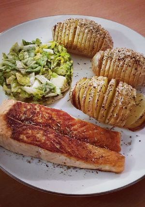 Une photo de Pavé de saumon et pommes de terre hasselback