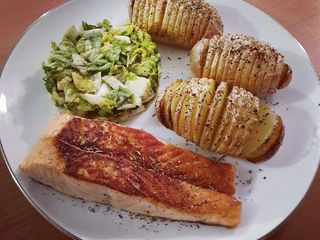 Pavé de saumon et pommes de terre hasselback