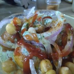 A picture of Chana phulki chaat.