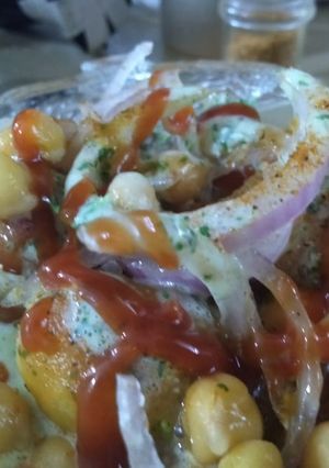 A picture of Chana phulki chaat.