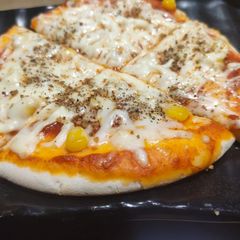 A picture of Corn cheese pizza.