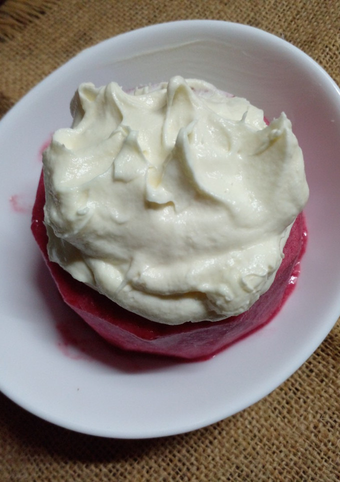 Una foto de Helado de frambuesas, bananas y miel