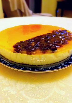Una foto de Tarta de queso, limón y vainilla con glaseado de pasas al ron