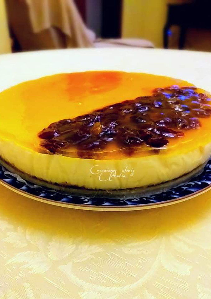 Una foto de Tarta de queso, limón y vainilla con glaseado de pasas al ron