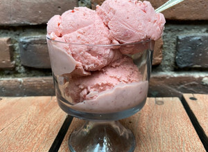 Una foto de Helado de fresas a la crema I