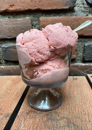 Una foto de Helado de fresas a la crema I