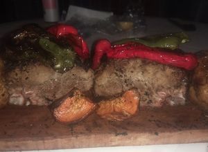 Una foto de Bondiolas ahumadas en horno de barro con verduras asadas