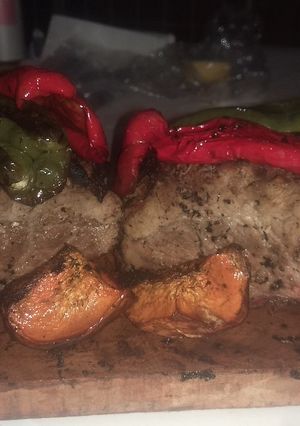 Una foto de Bondiolas ahumadas en horno de barro con verduras asadas