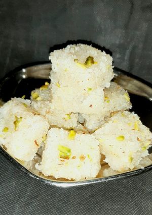ताज़ा कोकोनट बर्फी (taza coconut barfi recipe in Hindi) रेसिपी मुख्य फोटो