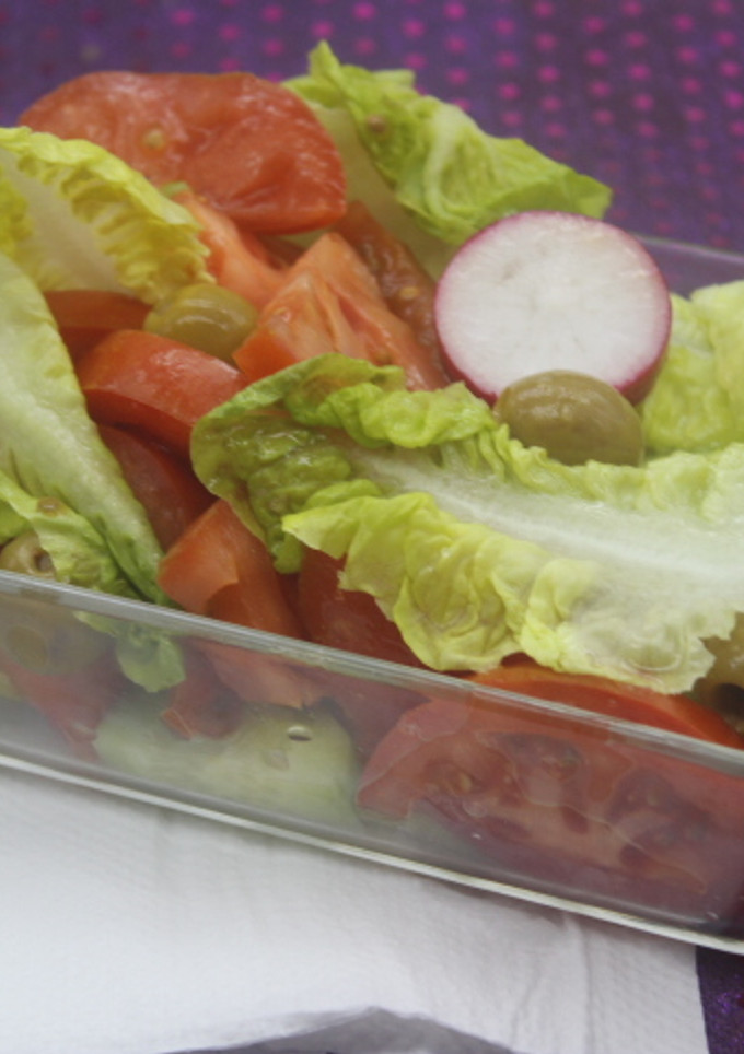 Una foto de Ensalada de lechuga, tomate y rábanos
