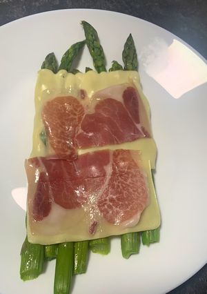 Una foto de Espárragos con jamón y Queso. #calendario 2025