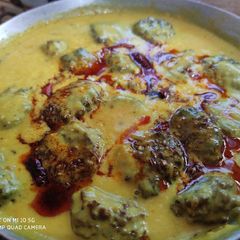A picture of Punjabi tadka kadhi pakoda.