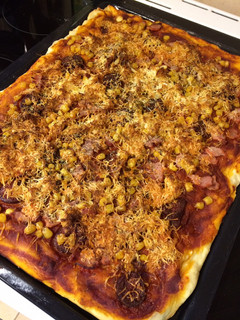 Sonkás-kolbászos-kukoricás pizza 🍕 recept fotója