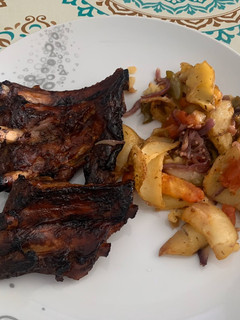 Una foto de Costillas barbacoa 🍖 con patatas 🥔 y verduras 🍅