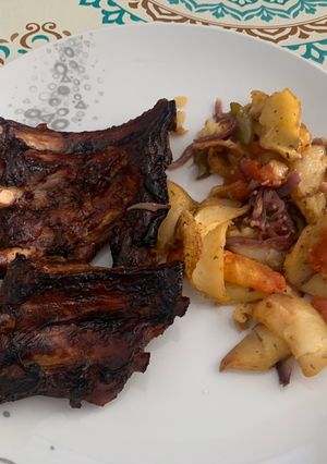 Una foto de Costillas barbacoa 🍖 con patatas 🥔 y verduras 🍅