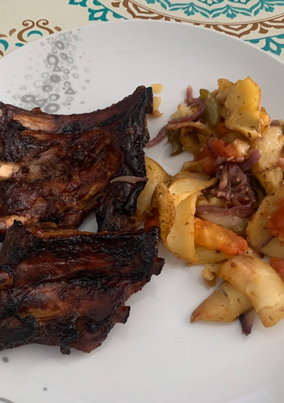 Una foto de Costillas barbacoa 🍖 con patatas 🥔 y verduras 🍅