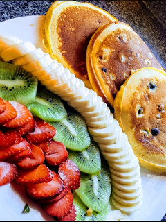 Una foto de Hot cakes con fruta🥞🍌🥝🍓