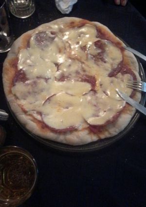 Una foto de Pizzas con calabresa ! para el día del amigo *.*