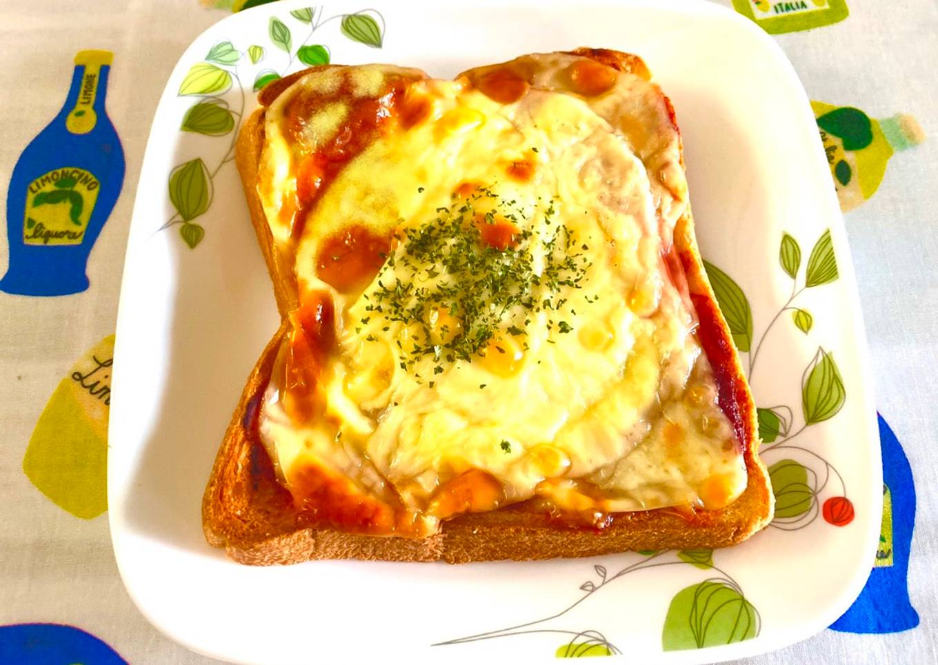 Simple and delicious pizza toast with ham