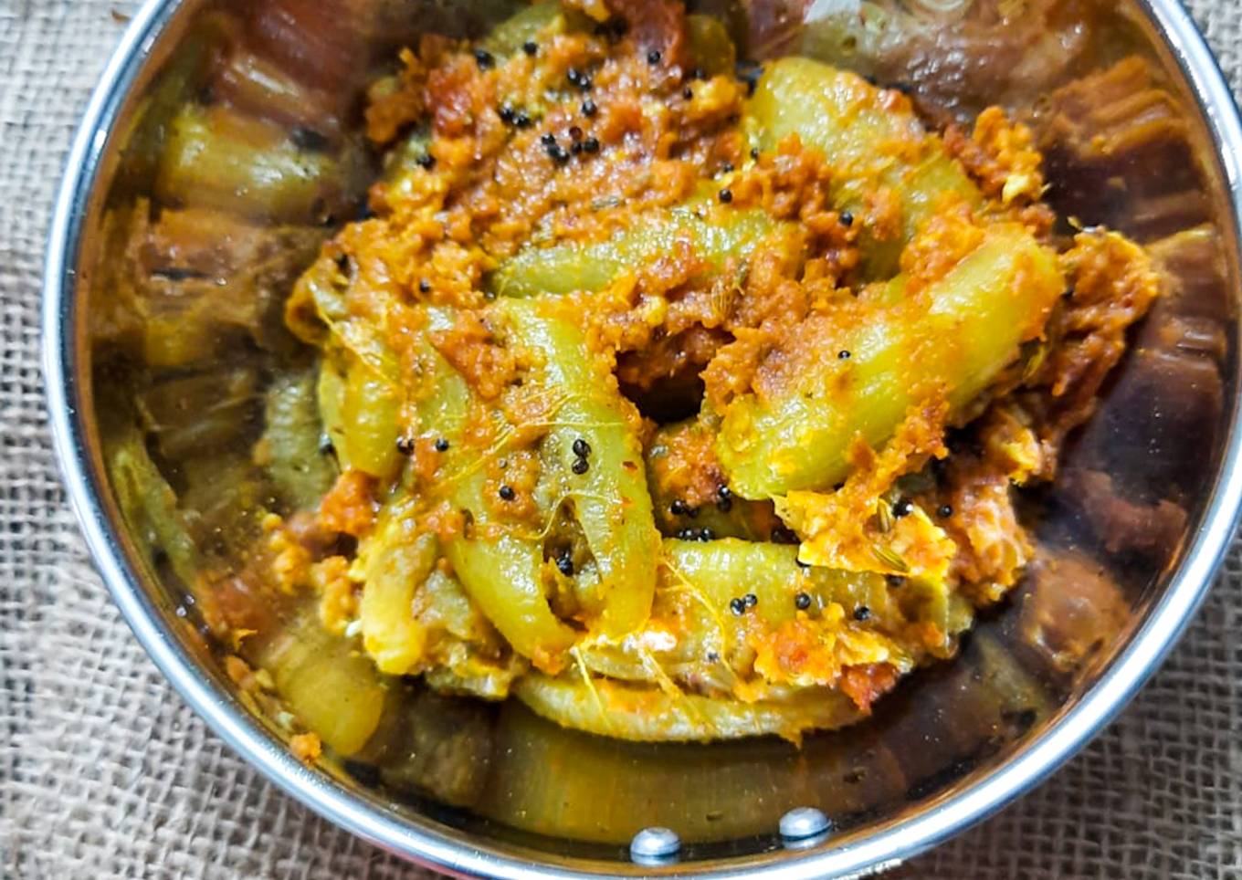 Stuffed pointed gourd