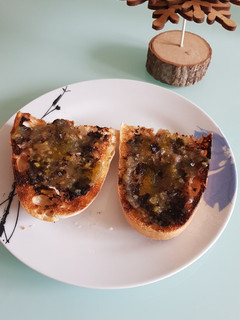 A picture of Tosta de ajo negro y tomate.