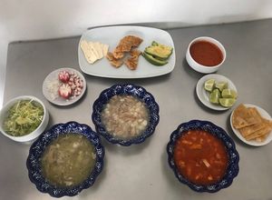 Una foto de Pozole mexicano (rojo, blanco y verde)