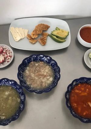 Una foto de Pozole mexicano (rojo, blanco y verde)