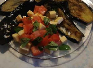 Una foto de Berenjena grilladas con ensalada caprese