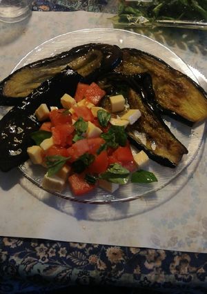 Una foto de Berenjena grilladas con ensalada caprese