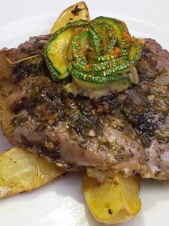 Una foto de Filete al perejil con papas rústicas