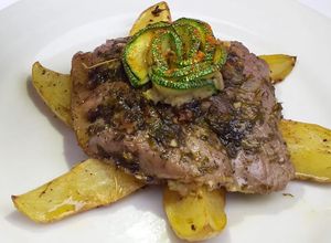 Una foto de Filete al perejil con papas rústicas