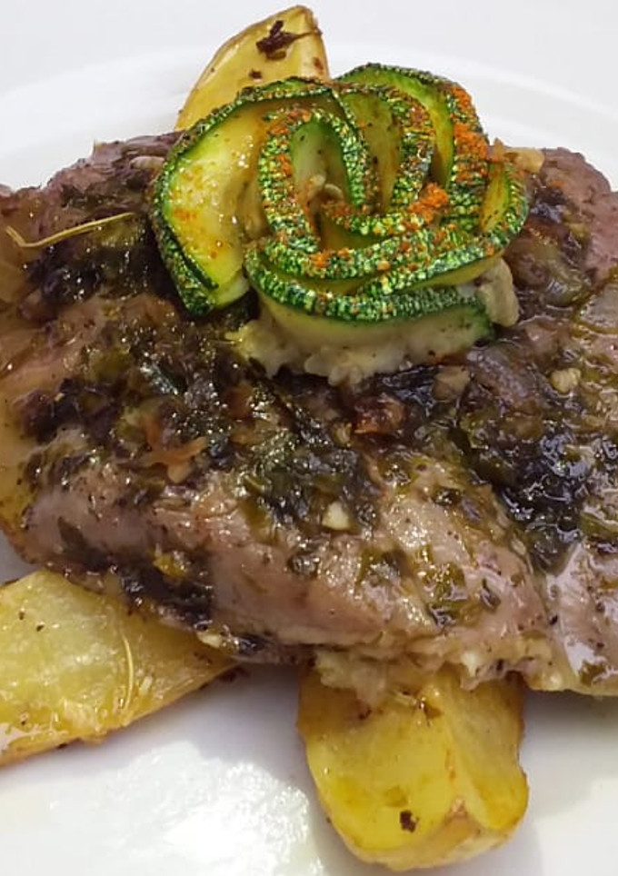 Una foto de Filete al perejil con papas rústicas