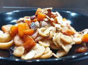 Una foto di orecchiette e frutti di mare