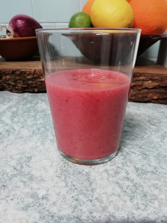 Una foto de Smoothie fresas + pomelo + pepino