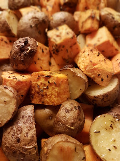 Una foto de Horneado de Papas y Batatas