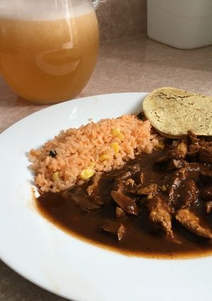 Una foto de Champiñones con Pollo en Chile Pasilla