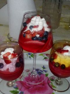 Una foto de Copas con frutillas y merengue