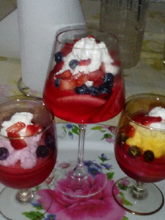 Una foto de Copas con frutillas y merengue