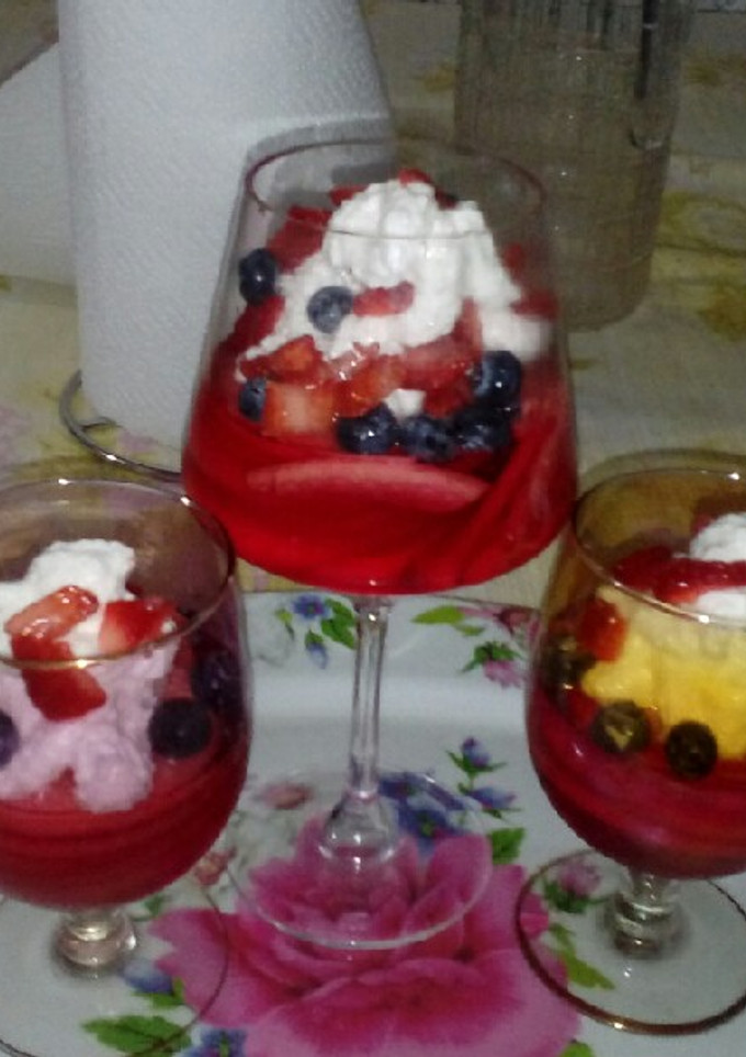 Una foto de Copas con frutillas y merengue