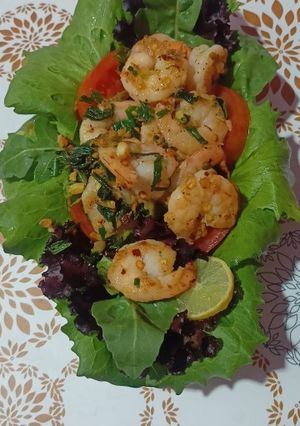 A picture of Healthy prawn salad.